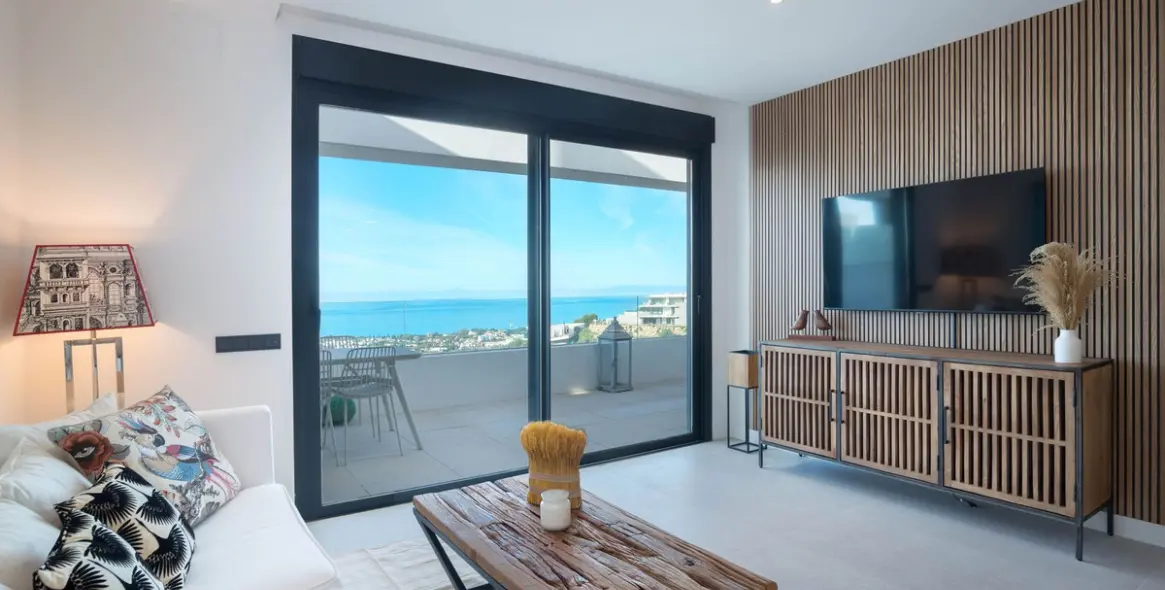 Venta de apartamento en planta media en Altos de los Monteros 10