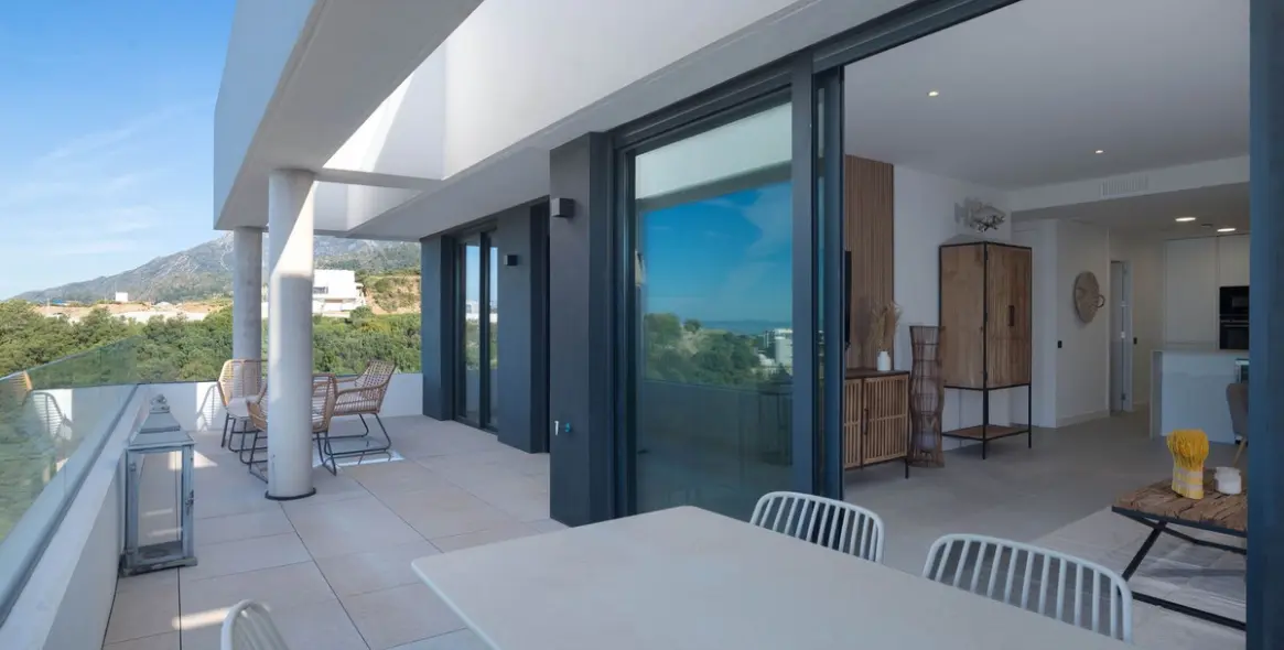 Venta de apartamento en planta media en Altos de los Monteros 11