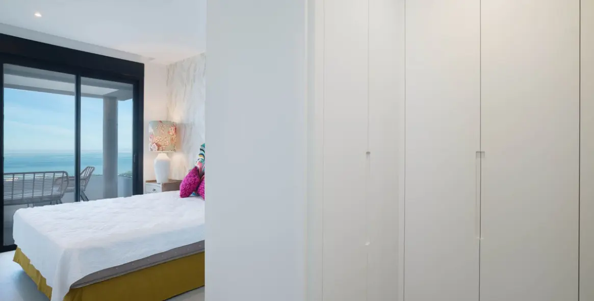 Venta de apartamento en planta media en Altos de los Monteros 13