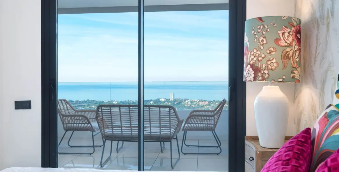 Venta de apartamento en planta media en Altos de los Monteros 15