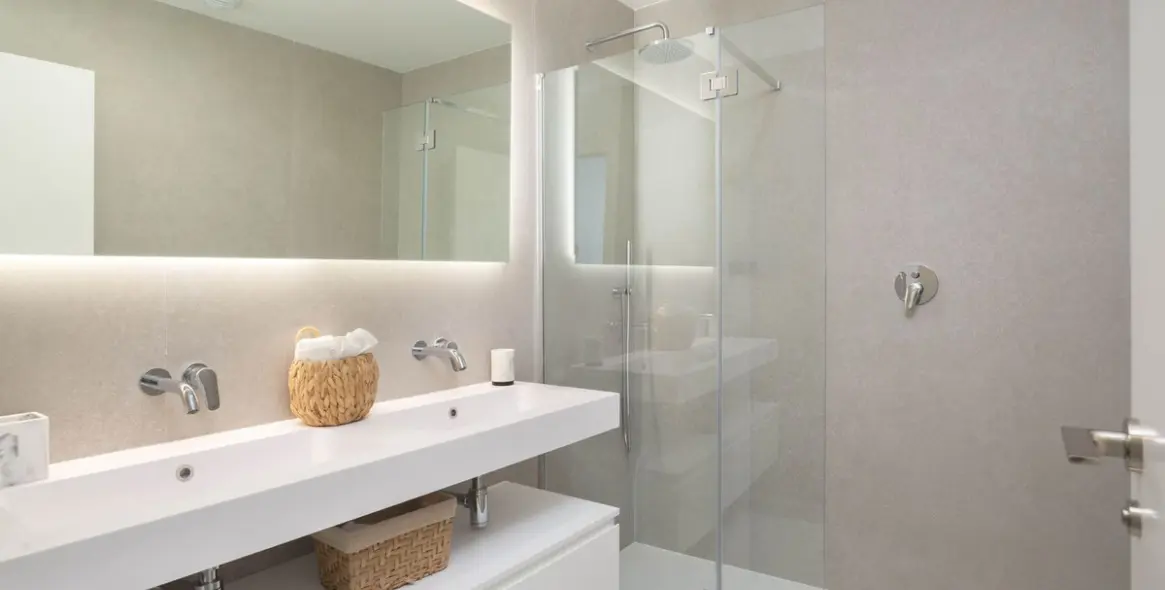 Venta de apartamento en planta media en Altos de los Monteros 16