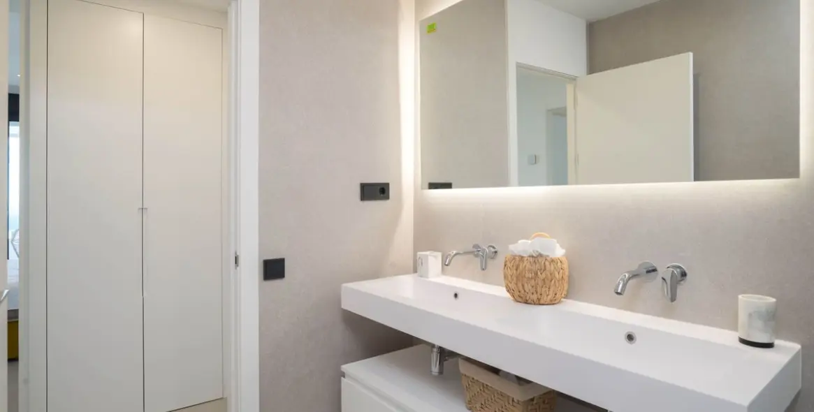 Venta de apartamento en planta media en Altos de los Monteros 17