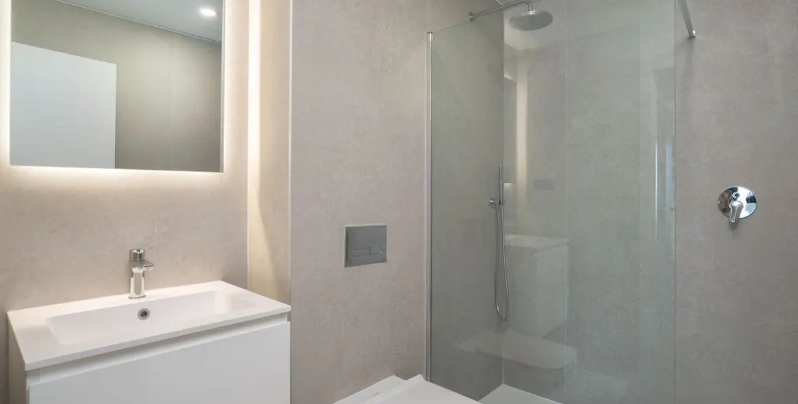 Venta de apartamento en planta media en Altos de los Monteros 18