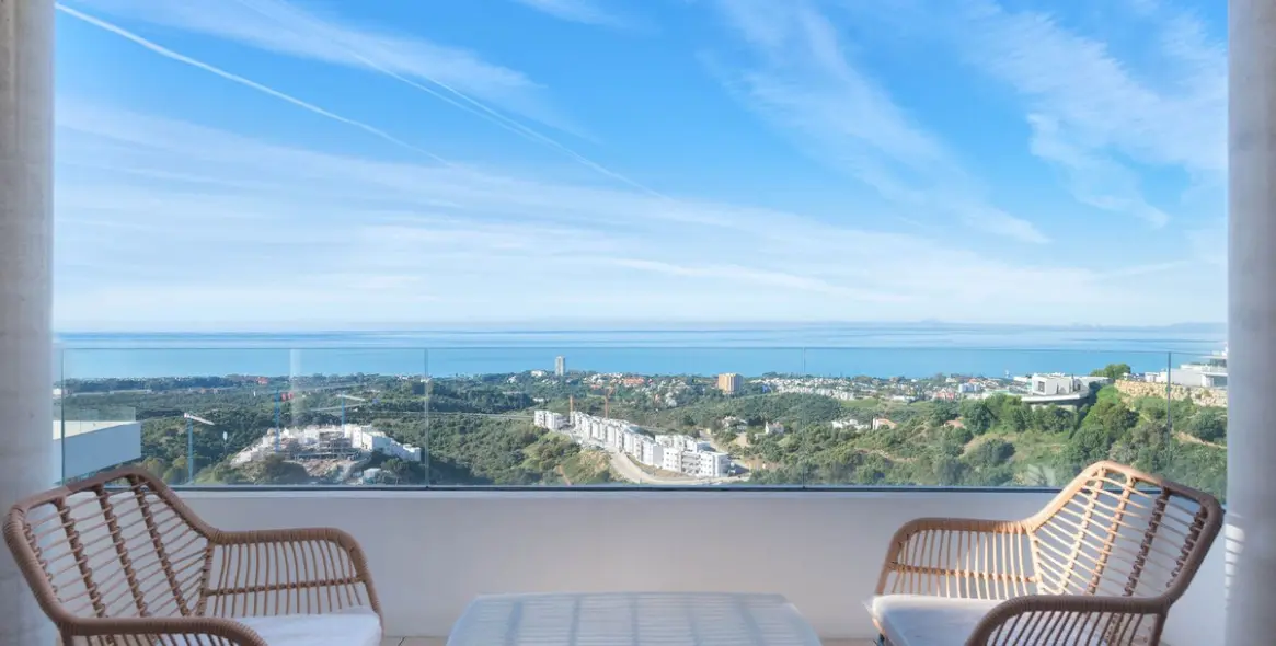 Venta de apartamento en planta media en Altos de los Monteros 19