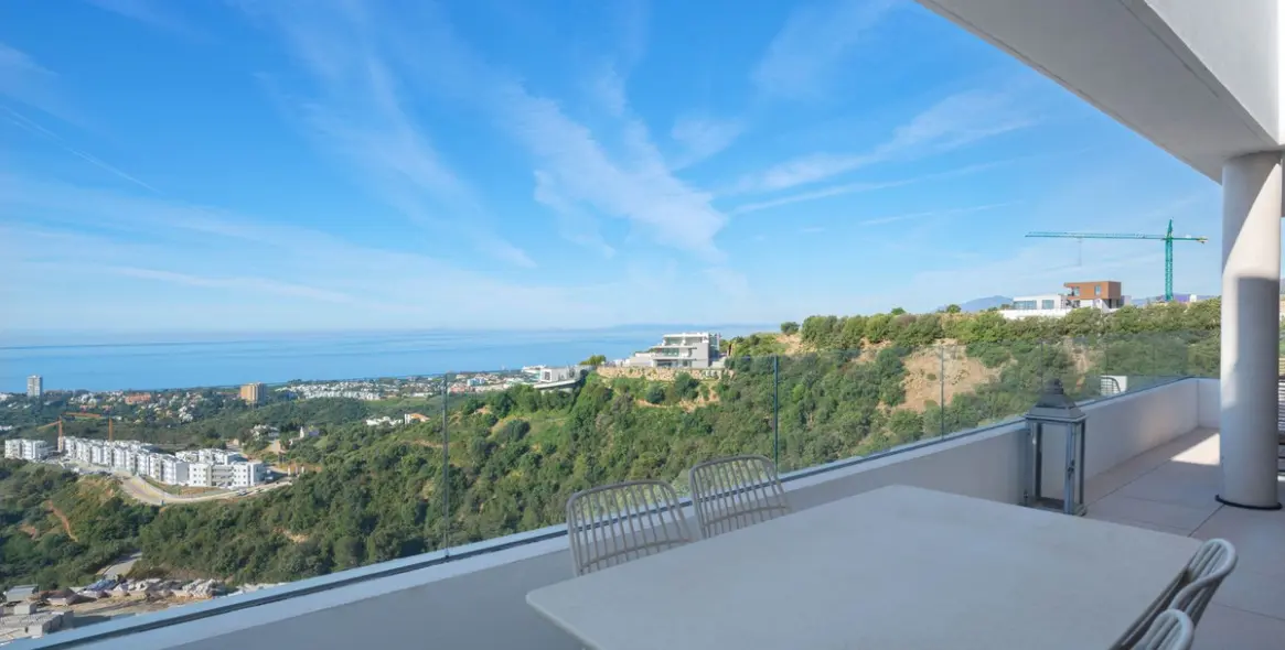 Venta de apartamento en planta media en Altos de los Monteros 20