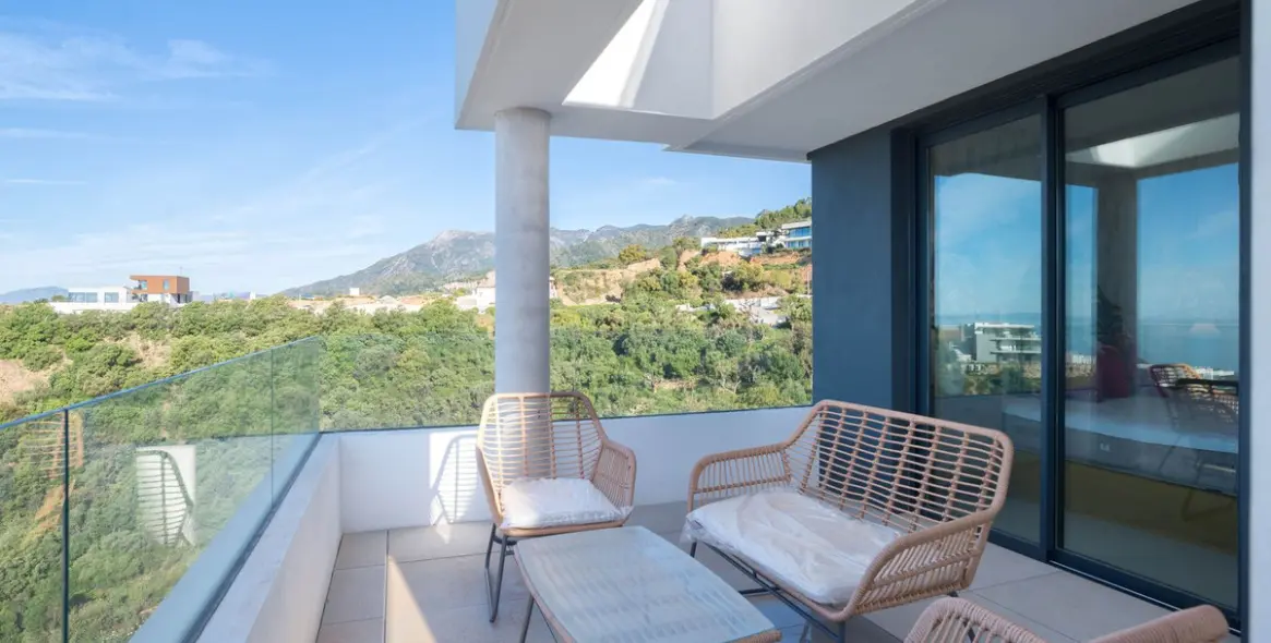 Venta de apartamento en planta media en Altos de los Monteros 21