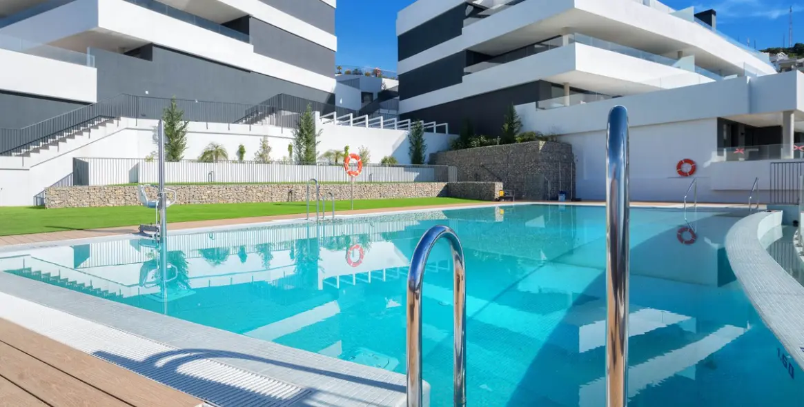 Venta de apartamento en planta media en Altos de los Monteros 22