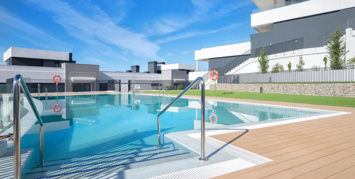 Venta de apartamento en planta media en Altos de los Monteros 23