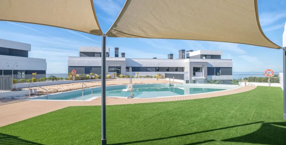 Venta de apartamento en planta media en Altos de los Monteros 24