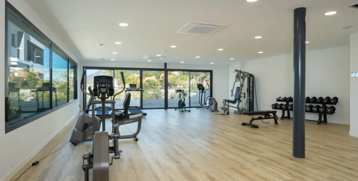 Venta de apartamento en planta media en Altos de los Monteros 25