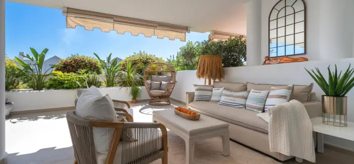 Venta de apartamento en planta media en Nueva Andalucía 2