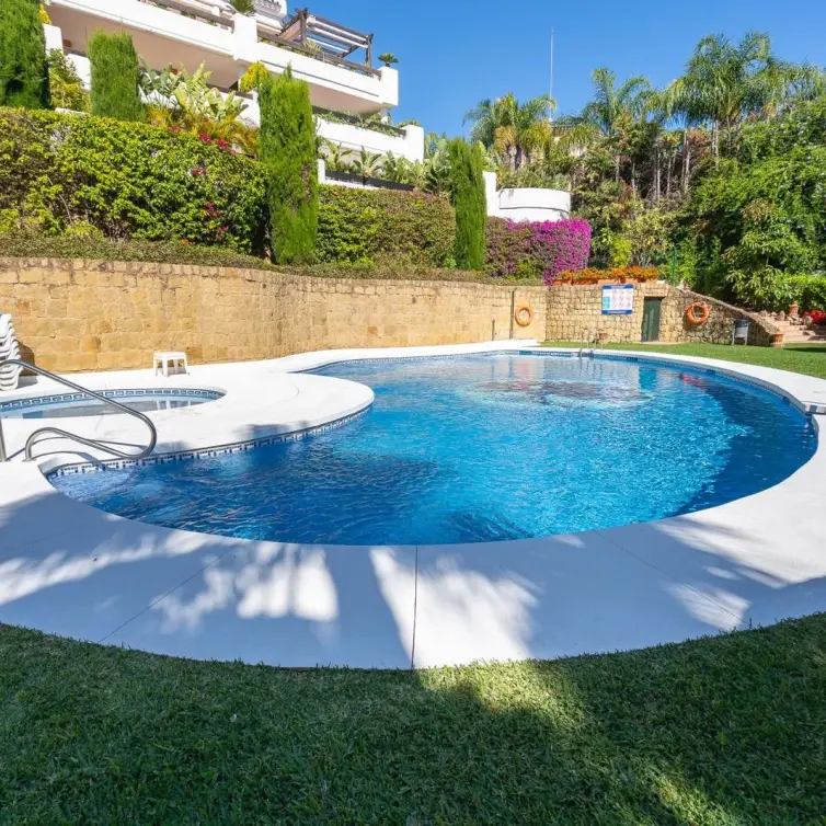 Sale of middle floor apartment in Nueva Andalucía