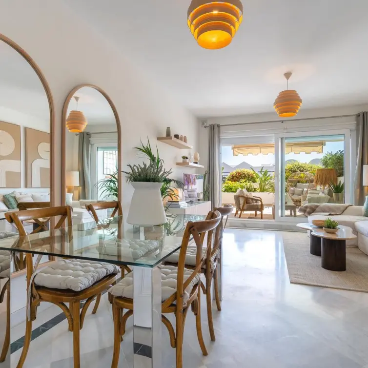 Sale of middle floor apartment in Nueva Andalucía