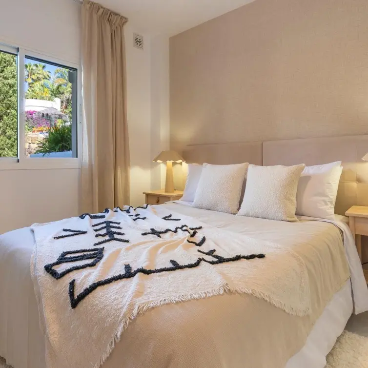 Sale of middle floor apartment in Nueva Andalucía