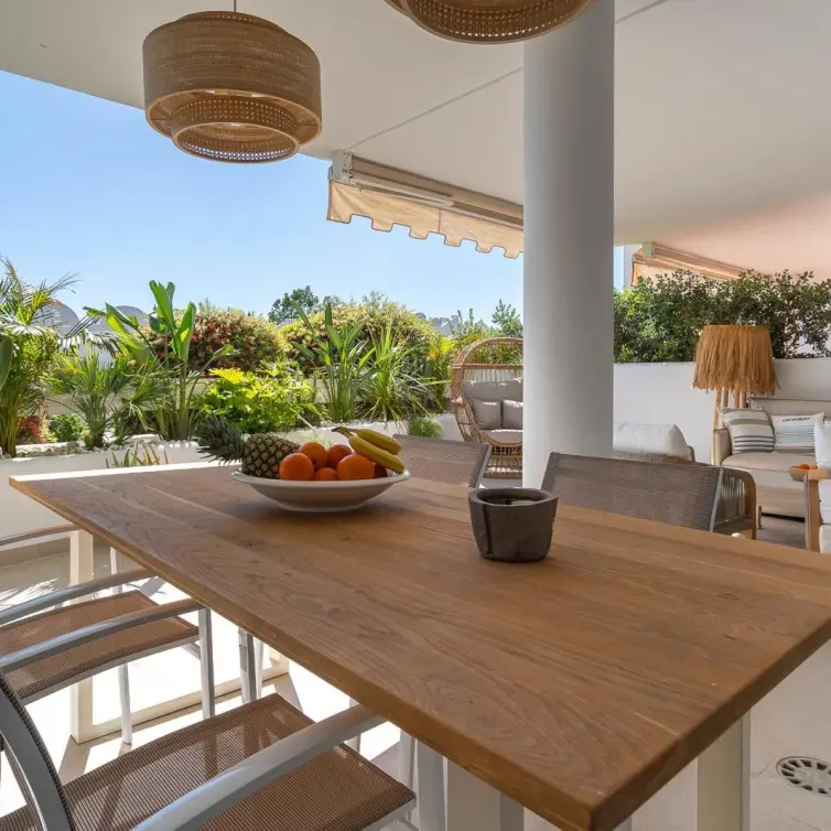 Sale of middle floor apartment in Nueva Andalucía