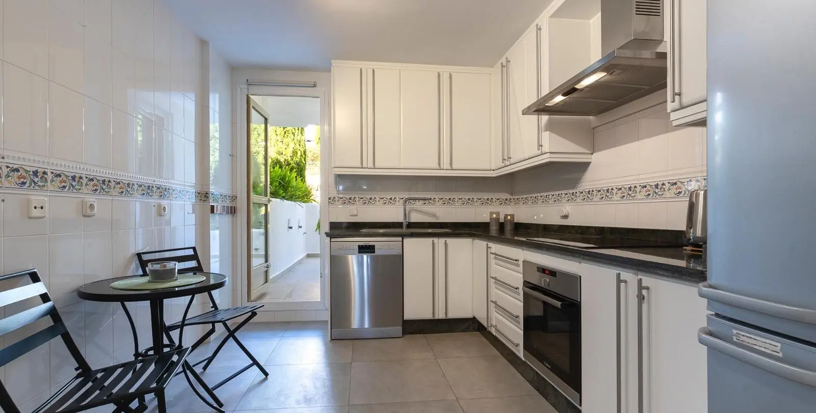 Sale of middle floor apartment in Nueva Andalucía 10