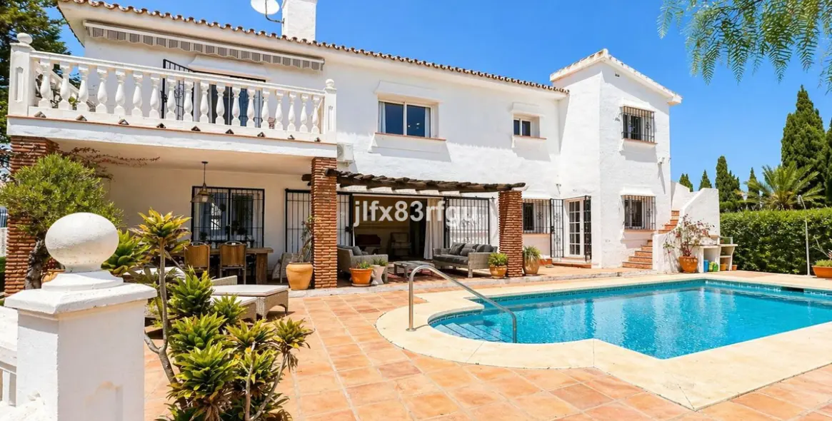Venta de villa independiente en Riviera del Sol 1