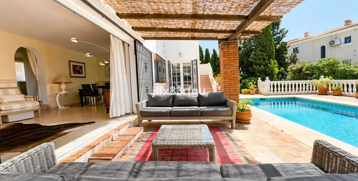 Venta de villa independiente en Riviera del Sol 3