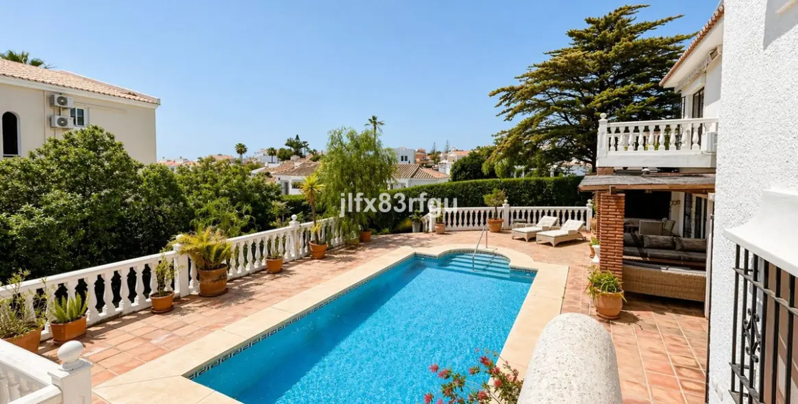 Venta de villa independiente en Riviera del Sol 33