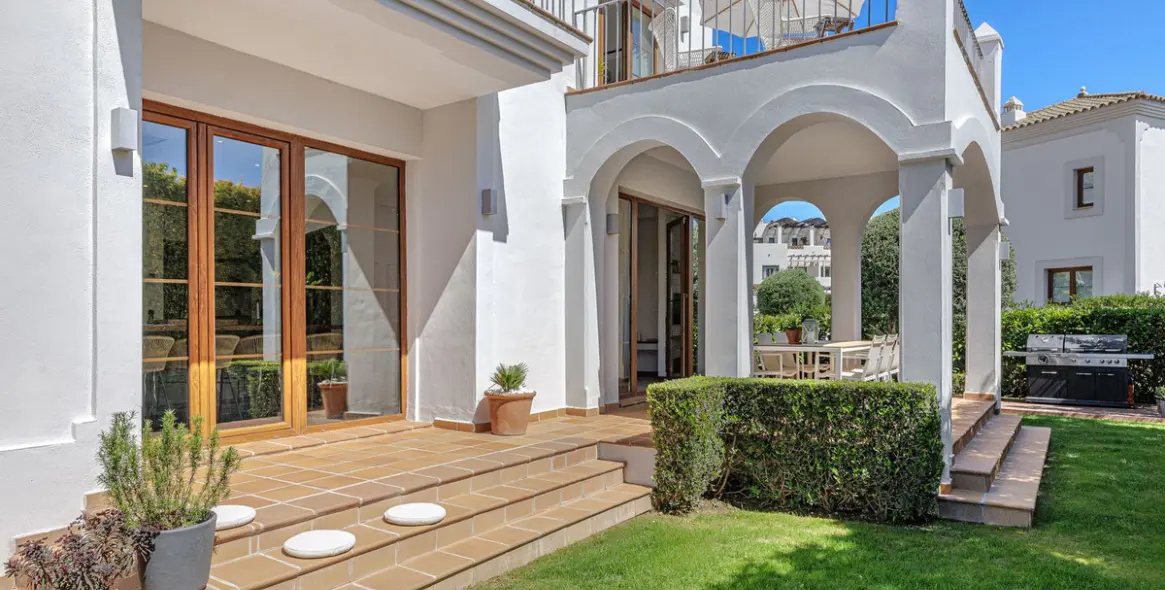 Venta de villa independiente en Selwo 19