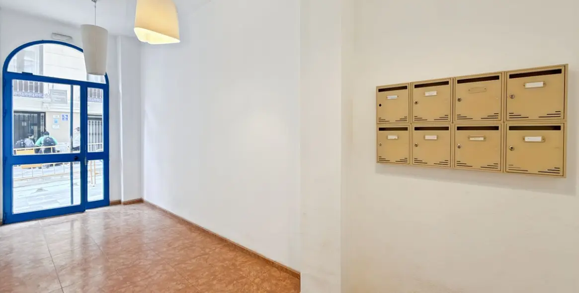 Venta de apartamento en planta media en La Merced 19