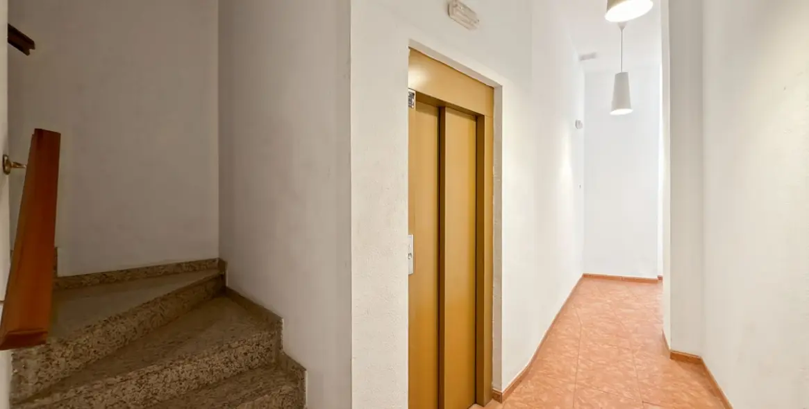 Venta de apartamento en planta media en La Merced 21