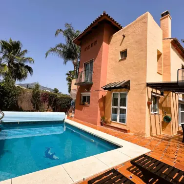 Long-term rent of detached villa in Nueva Andalucía