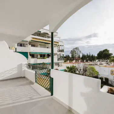 Venta de apartamento en planta media en Artola