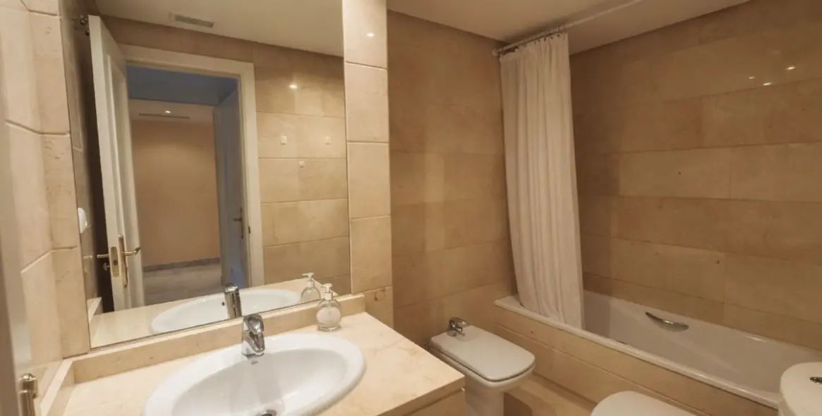 Sale of ground floor apartment in Nueva Andalucía 14