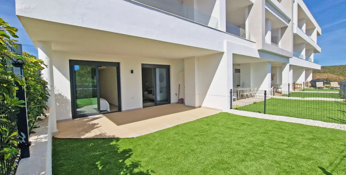 Sale of ground floor apartment in La Cala de Mijas 2