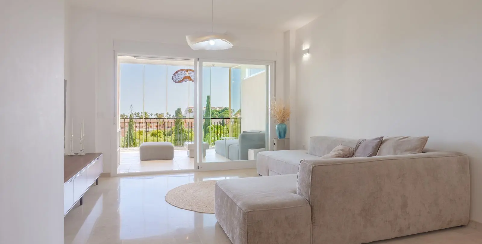 Sale of middle floor apartment in El Faro 9