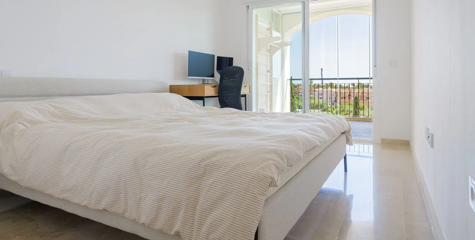 Sale of middle floor apartment in El Faro 10