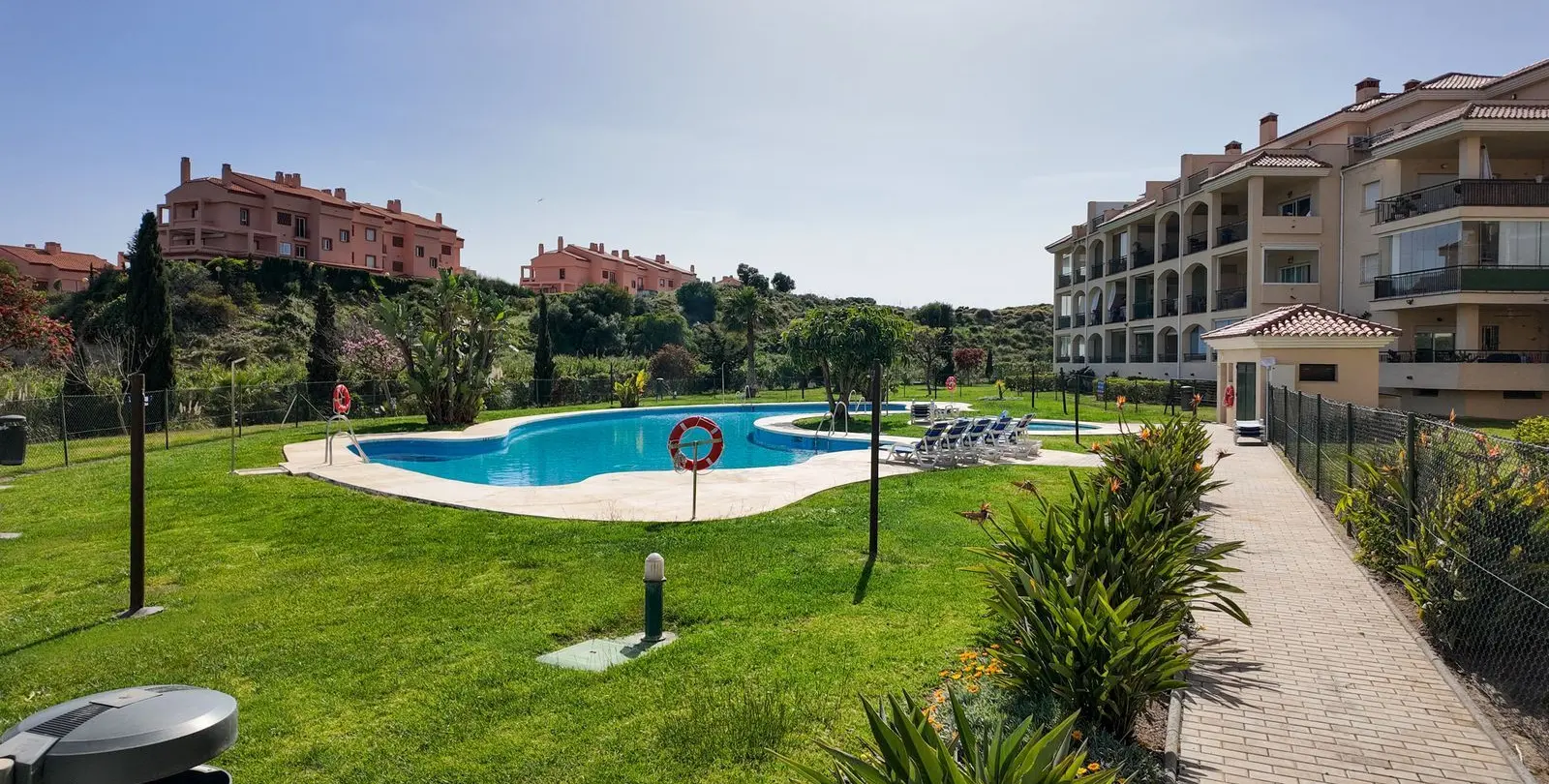 Sale of middle floor apartment in El Faro 22