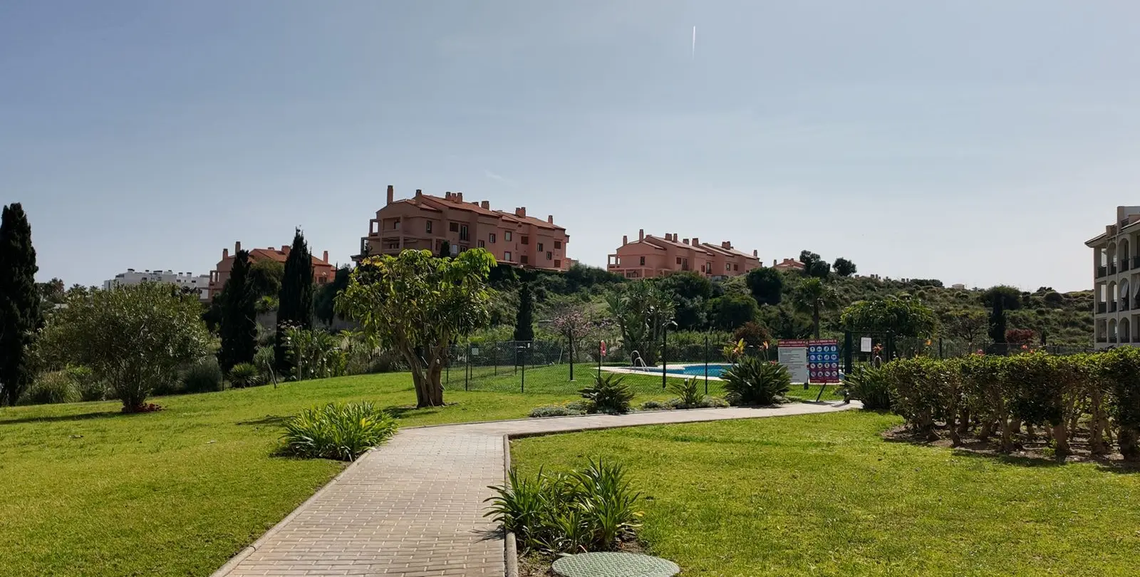 Sale of middle floor apartment in El Faro 25