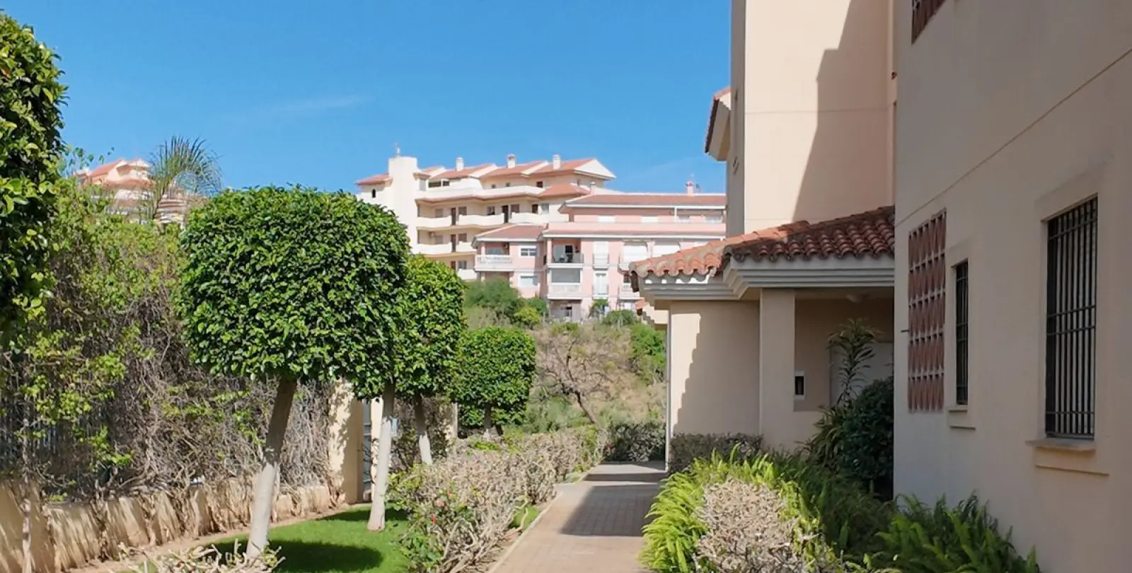 Sale of middle floor apartment in El Faro 26