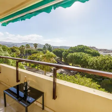 Venta de apartamento en planta media en Marbesa