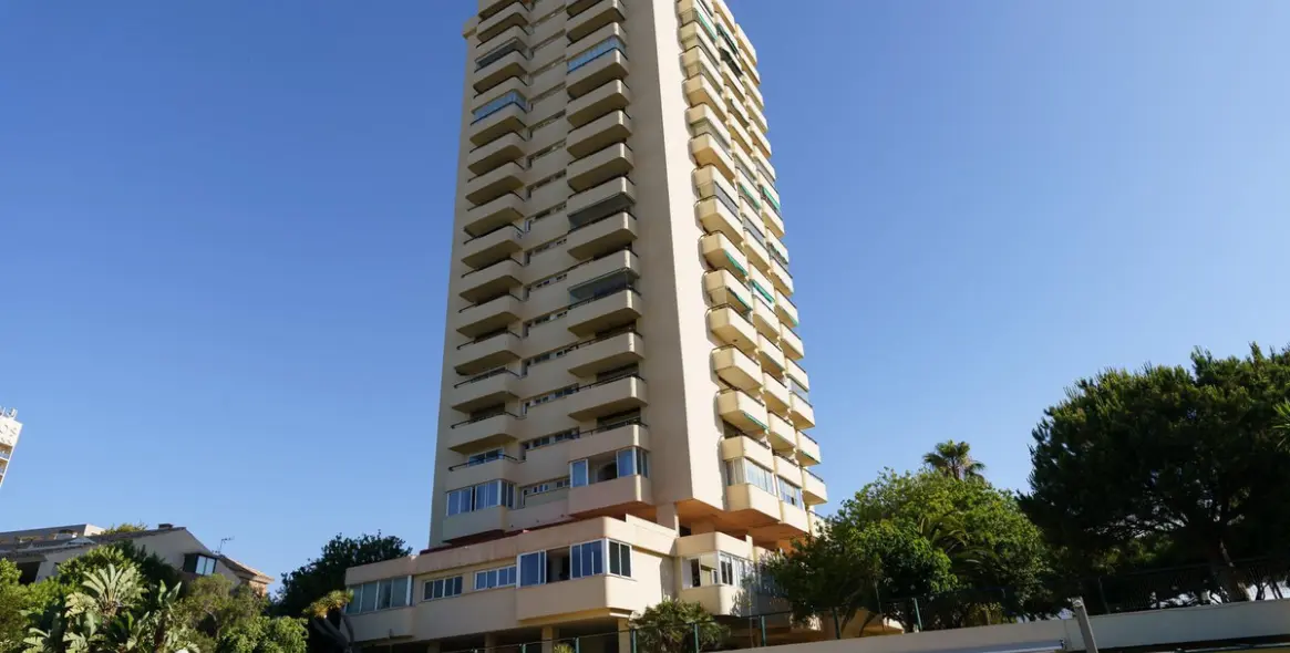 Venta de apartamento en planta media en Marbesa 12
