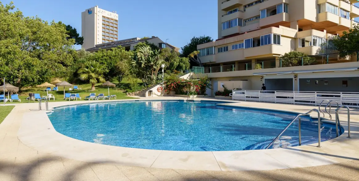 Venta de apartamento en planta media en Marbesa 13