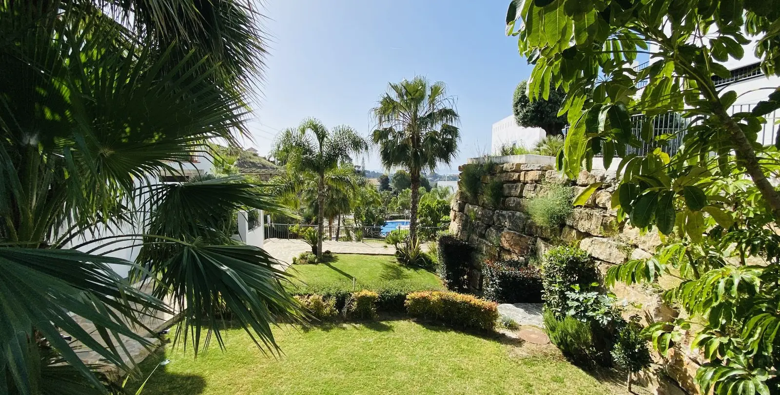Venta de apartamento en planta baja en El Paraiso 12