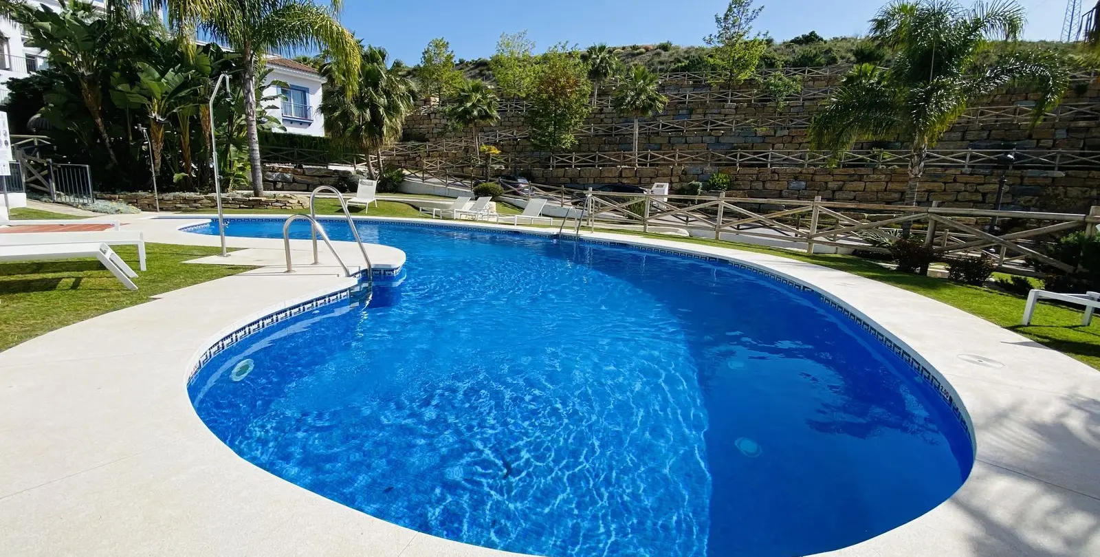 Venta de apartamento en planta baja en El Paraiso 14