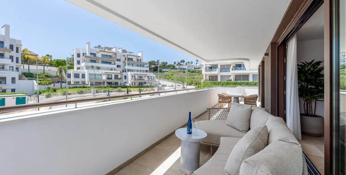 Venta de apartamento en planta media en Estepona 1