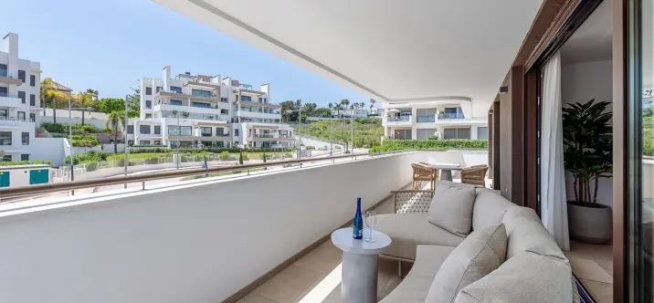 Venta de apartamento en planta media en Estepona 0