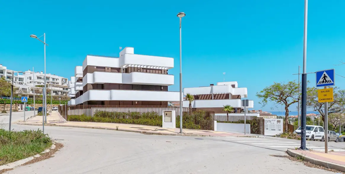 Venta de apartamento en planta media en Estepona 2
