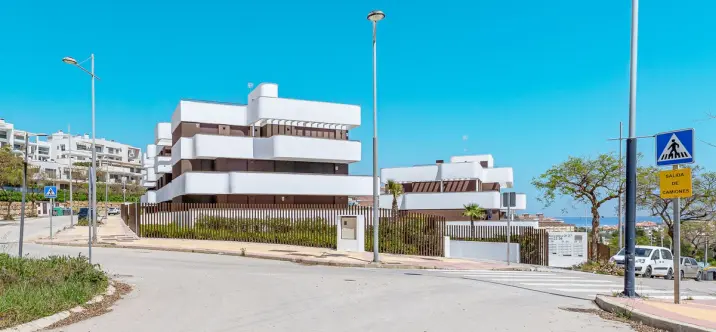 Venta de apartamento en planta media en Estepona 1