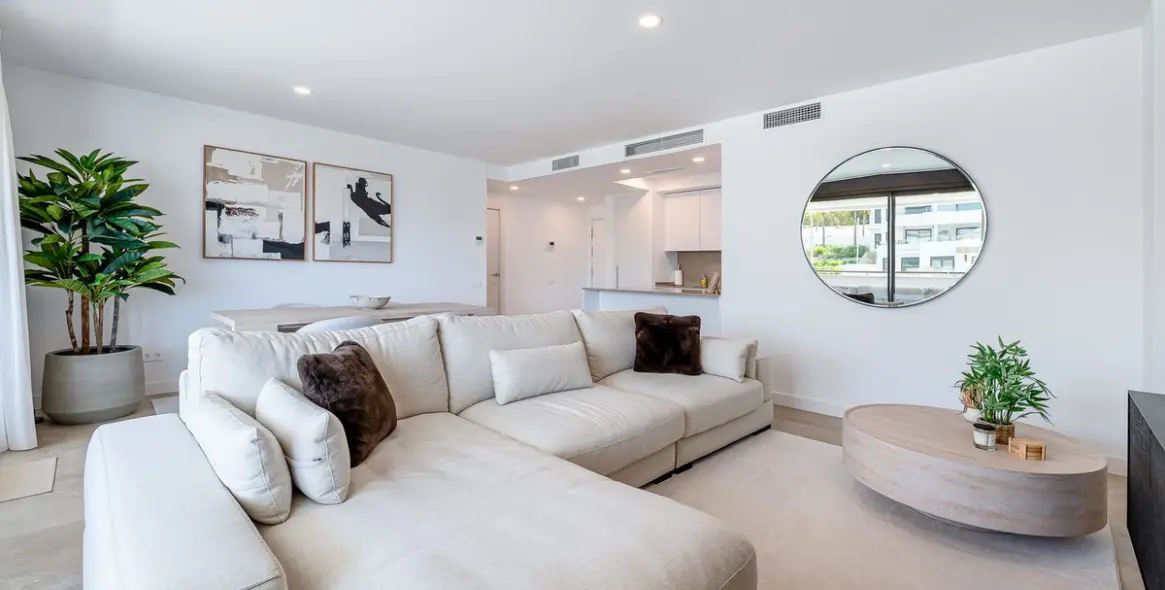 Venta de apartamento en planta media en Estepona 3
