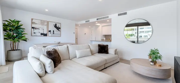 Venta de apartamento en planta media en Estepona 2