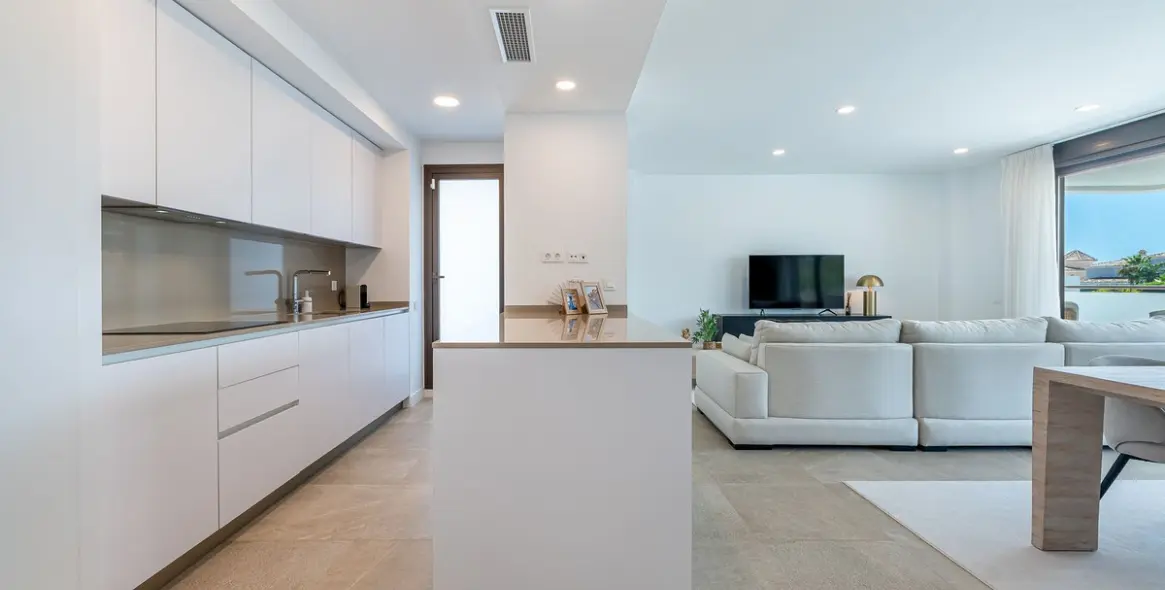 Venta de apartamento en planta media en Estepona 7