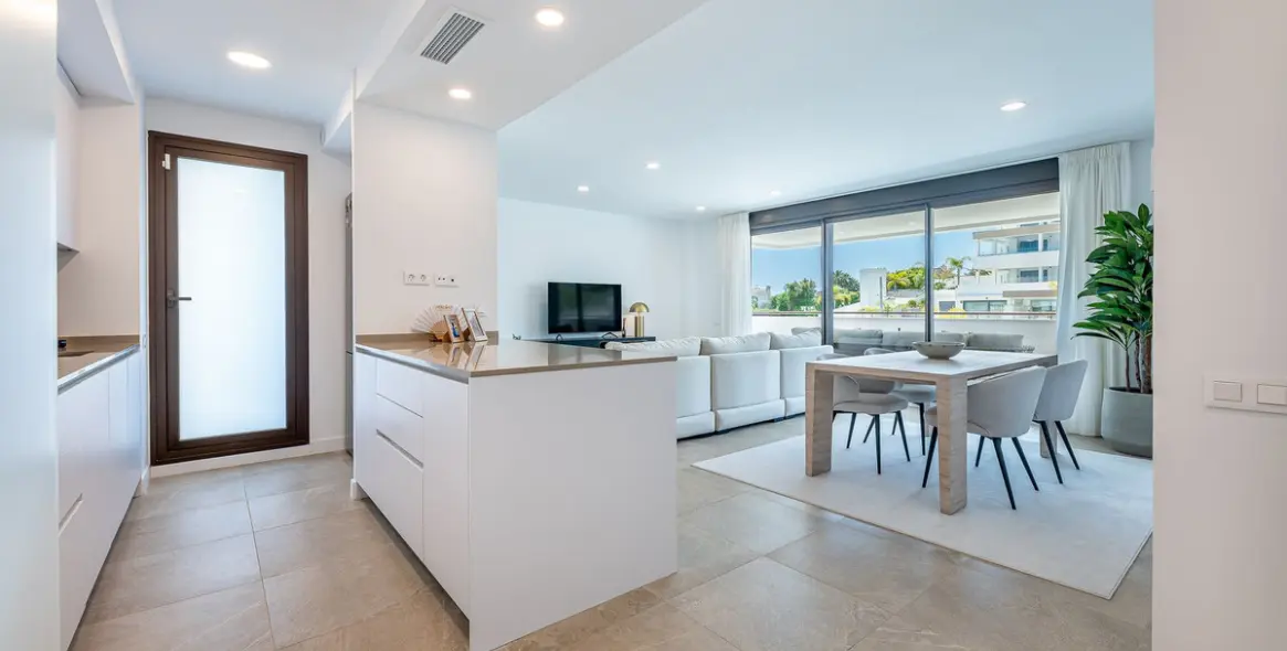 Venta de apartamento en planta media en Estepona 8