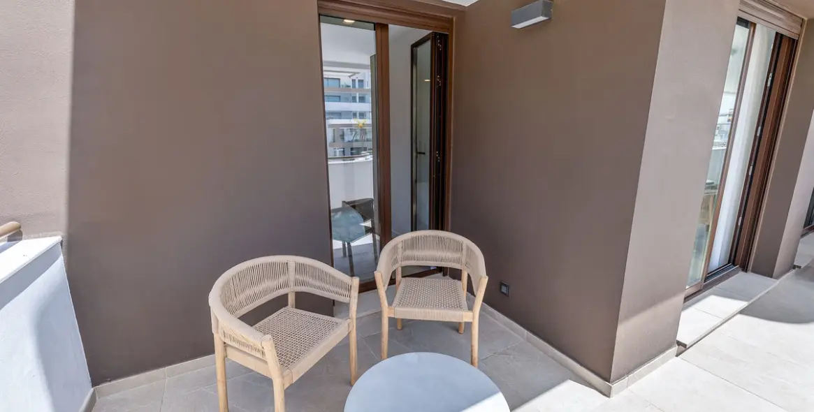 Venta de apartamento en planta media en Estepona 10
