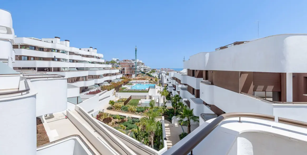 Venta de apartamento en planta media en Estepona 12